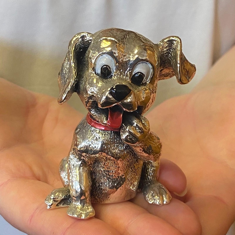 Scultura in resina argentata e smaltata Amici cagnolini