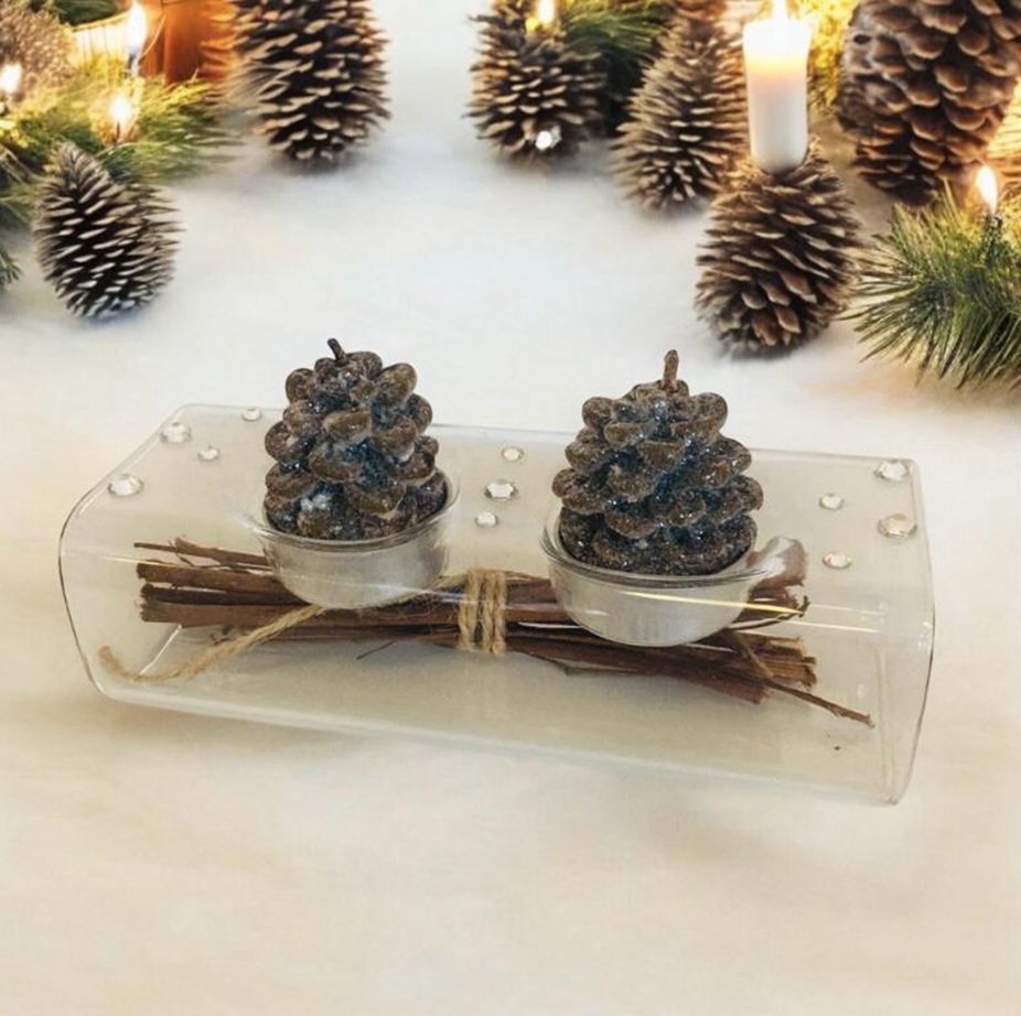 Porta candela in vetro soffiato con candele a forma di pigna