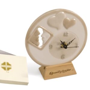 Orologio in ceramica smaltata cuori bacio su base legno ETM Bomboniere