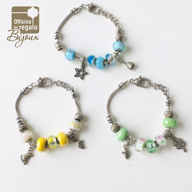 Bracciale morbido in metallo con charm in vetro colorato