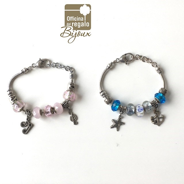 Bracciale morbido in metallo con charm in vetro colorato