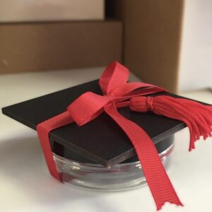 Scatolina portaconfetti tocco in plexiglass con nappina rossa Laurea