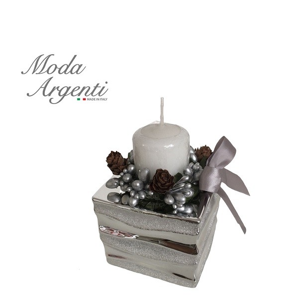 Portacandela cubo argentato con candela bianca e decoro pigne