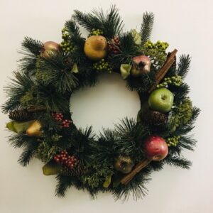 Ghirlanda decorativa Natalizia con frutta e pigne