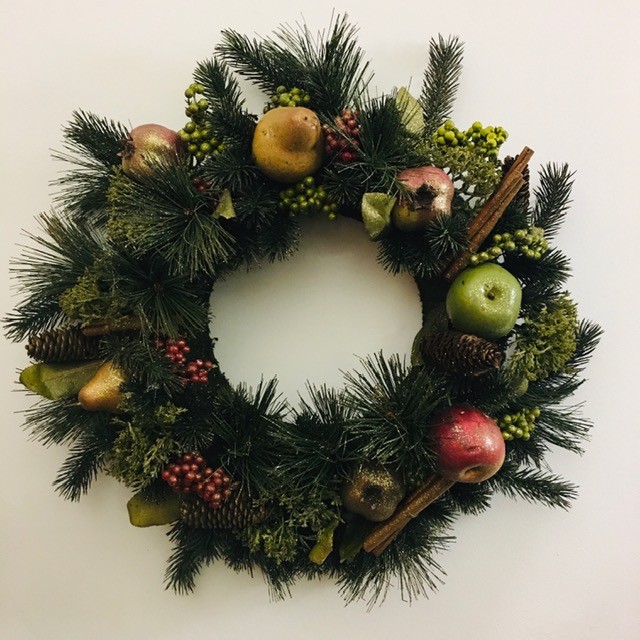 Ghirlanda decorativa Natalizia con frutta e pigne