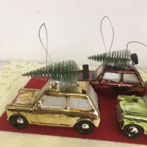 Addobbi da appendere a forma di macchinina con albero in vetro soffiato