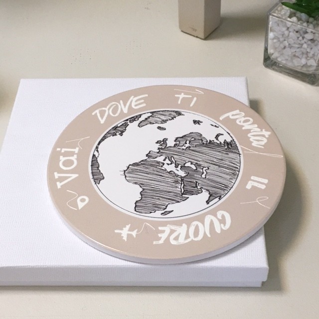 Sottopentola in ceramica bianca e tortora con scritta Tema Viaggio Bomboniere