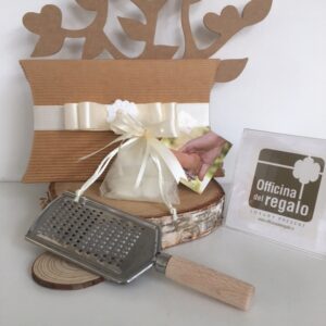 Grattuggia con manico in legno Bomboniera Solidale x La Nostra Famiglia