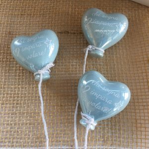Palloncino con calamita a forma di cuore azzurro con scritta Bomboniere Battesimo e Nascita