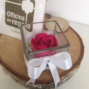 Vasetto in vetro con rosa di sapone