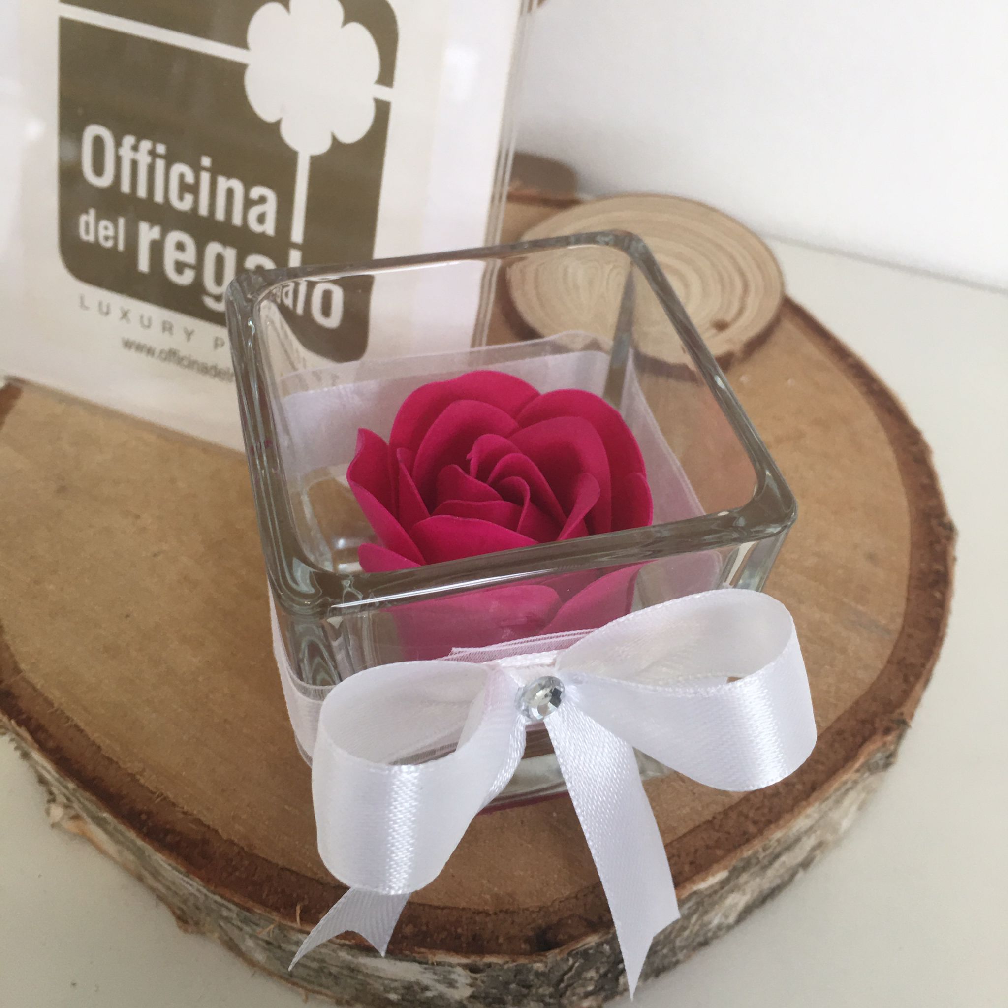 Vasetto in vetro con rosa di sapone