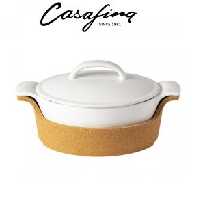 Fantastica e moderna  casseruola ovale con coperchio bianca con manici realizzata in gres porcellanato  con supporto in sughero produzione Marchio Casafina.