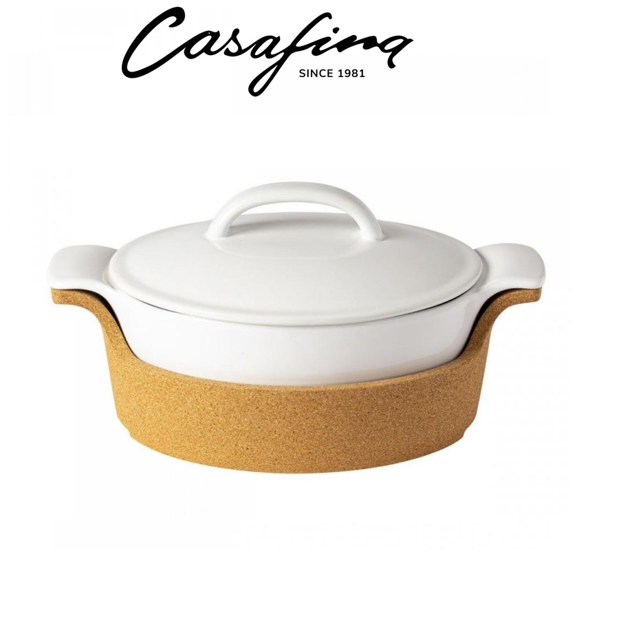 Fantastica e moderna  casseruola ovale con coperchio bianca con manici realizzata in gres porcellanato  con supporto in sughero produzione Marchio Casafina.