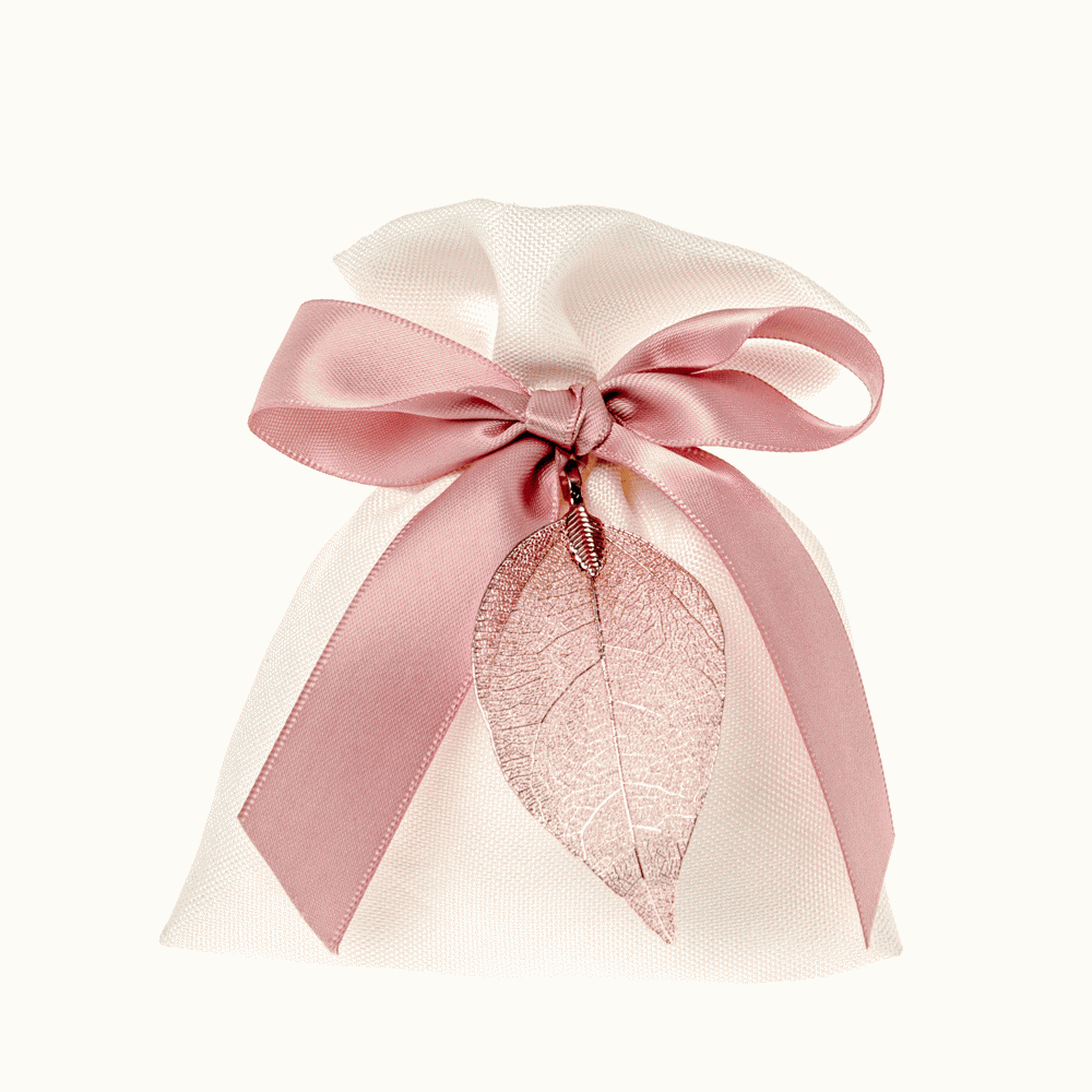 Sacchettino bianco con ciondolo foglia e nastro color rosa antico