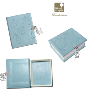 Scatola azzurra con ciondolo porta confetti Battesimo