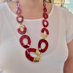 Collana lunga con anelli bordeaux e dorati