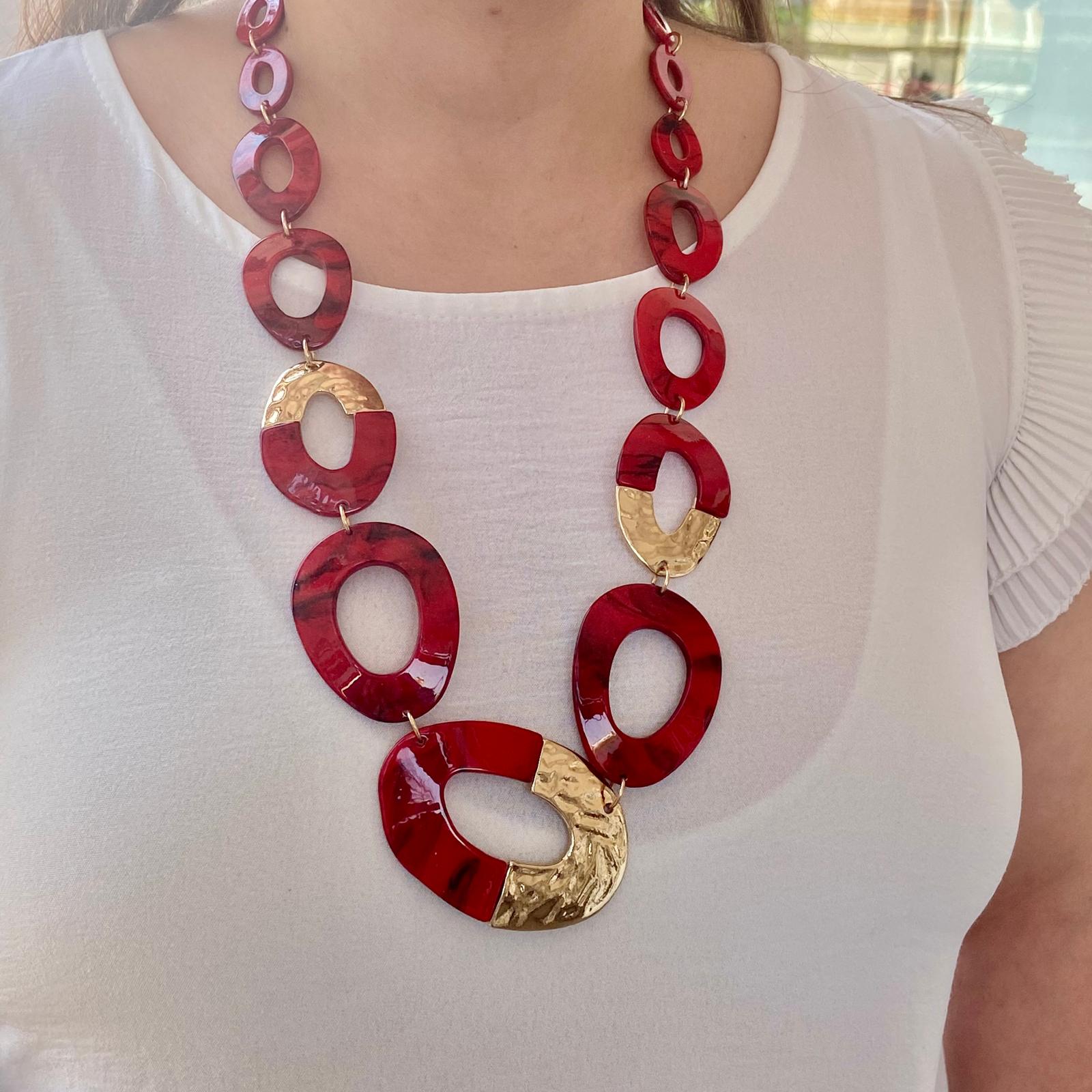 Collana lunga con anelli bordeaux e dorati