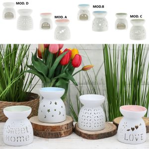 Brucia essenze, olii o cere profumate in ceramica bianca traforata disponibile in 4 decori assortiti completo di candela T-light e scatola regalo.