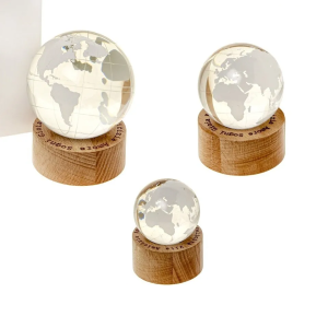 Mappamondo cristallo con luce Led su base in legno