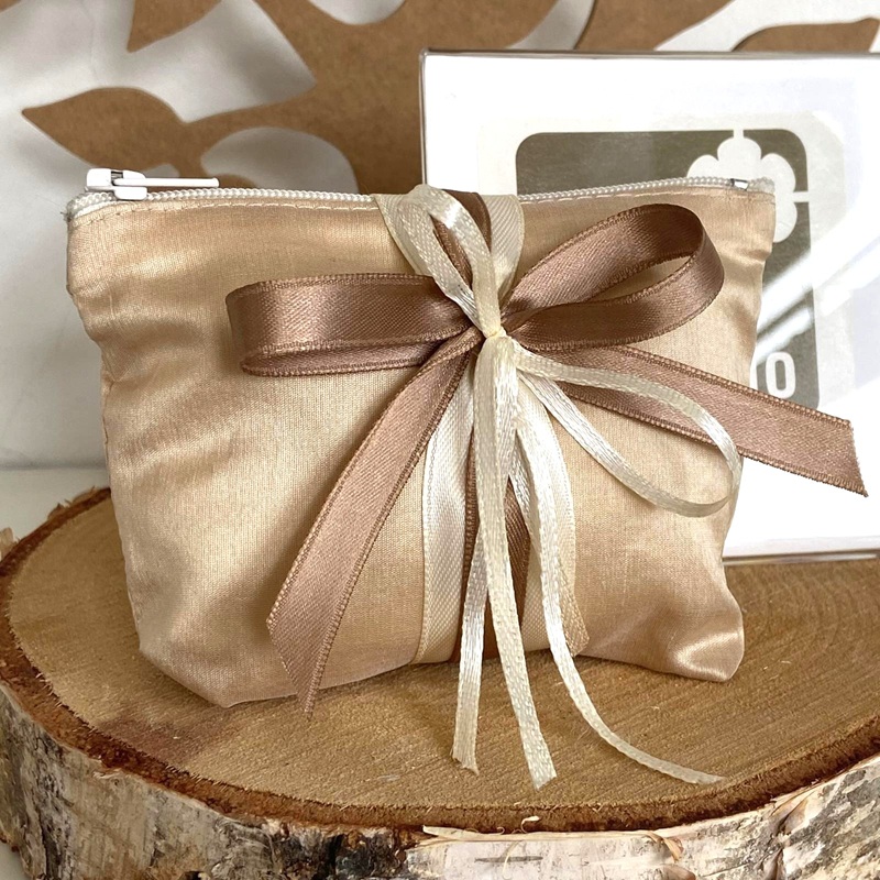 Bustina portaconfetti in shantung di seta beige con cerniera