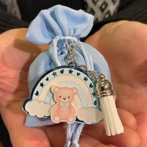 Sacchettino portaconfetti azzurro con portachiavi Orsetto e Arcobaleno