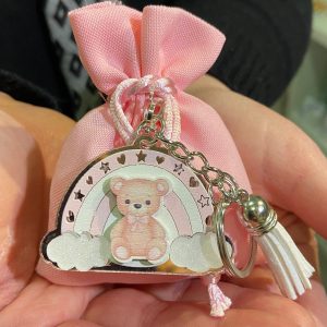 Sacchettino portaconfetti rosa con portachiavi Orsetto e Arcobaleno
