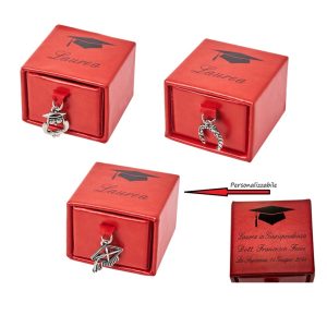 Scatolina Laurea porta confetti in ecopelle rossa con ciondolo personalizzabile