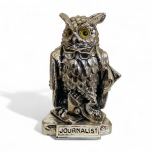 Scultura gufo giornalista in resina argentata