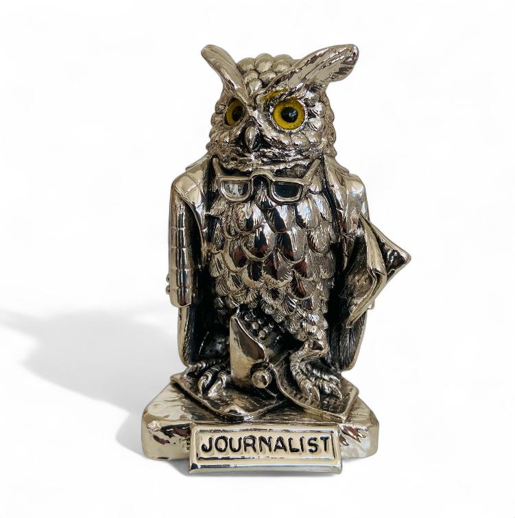 Scultura gufo giornalista in resina argentata