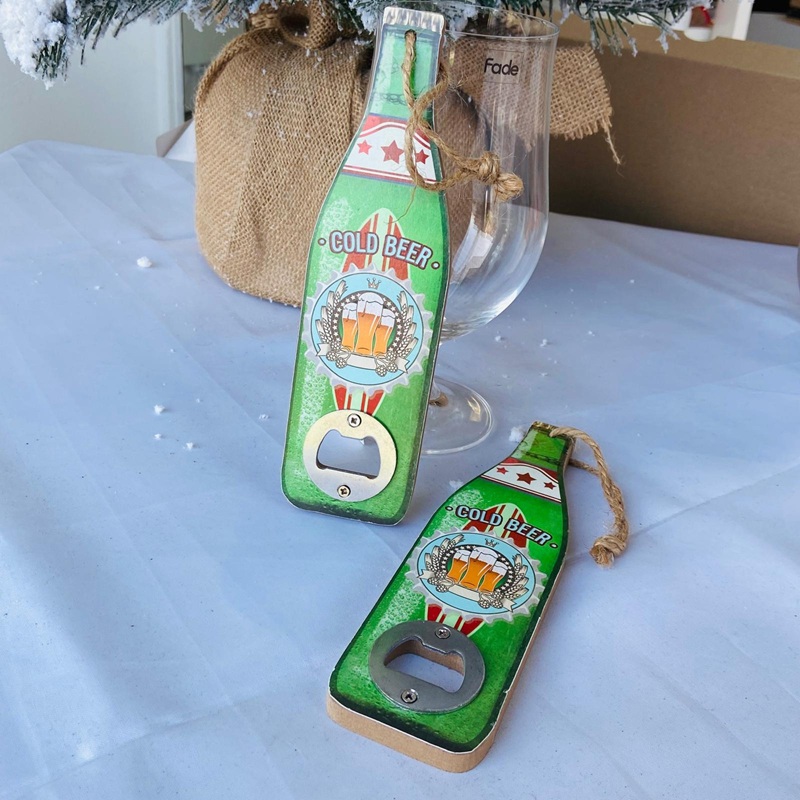 Apribottiglia in legno con disegni di bicchieri di birra