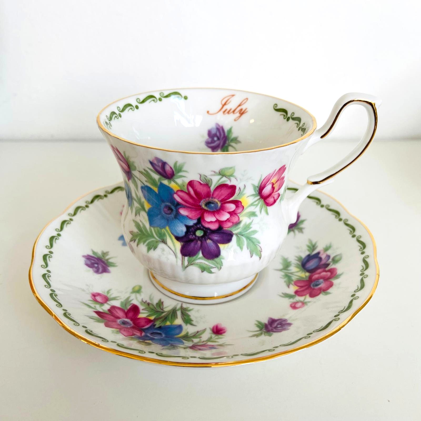 Tazza tè con piatto mese di Luglio Flower of the Month Queen's