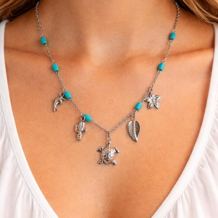 Collana estiva con perline turchesi e con ciondoli tema mare
