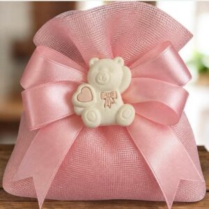 Sacchettino rosa confezionato con orsetto in gesso con cuore rosa
