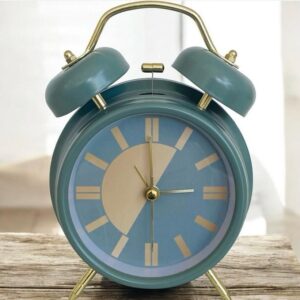 Sveglia Vintage con luce dal Design Moderno – Eleganza e Funzionalità