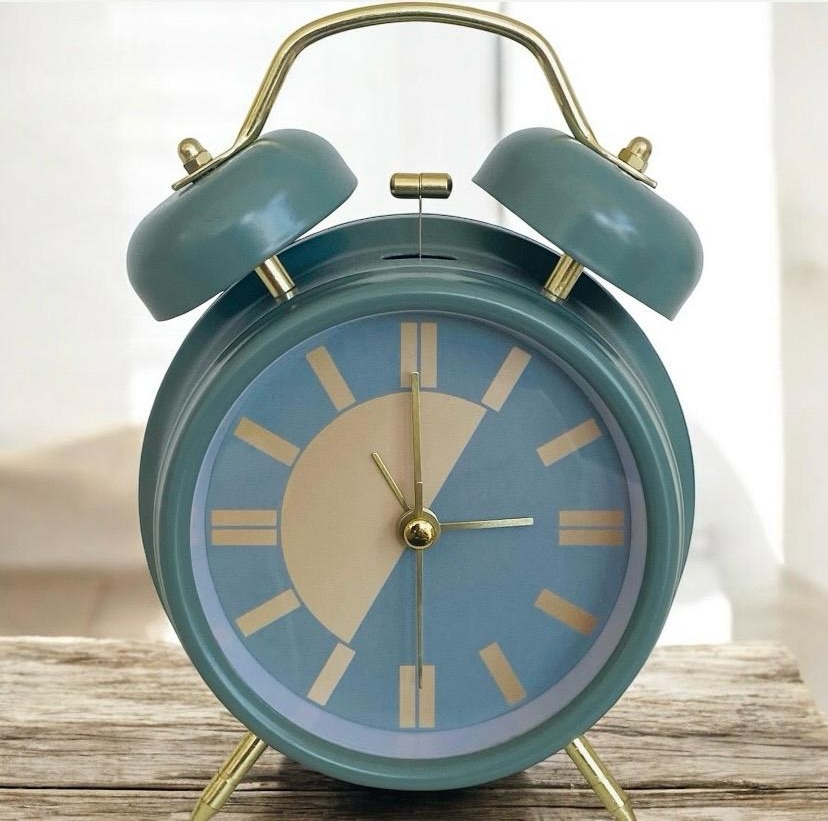 Sveglia Vintage con luce dal Design Moderno – Eleganza e Funzionalità